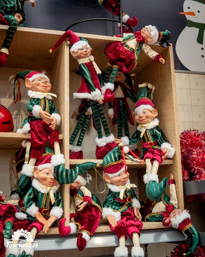 Décorations de Noël avec lutins en tenues Renaissance baroques.